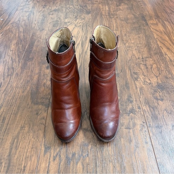 Frye • Patty Riding Bootie brown leather Redwood ankle boot heeled strap buckle - Picture 4 of 15